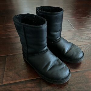 UGG Women's Classic Short Boot - Black/Size 7
Water resistant